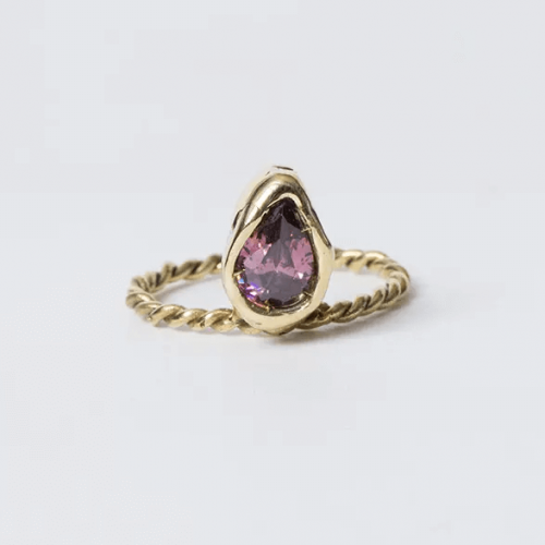 Anello intrecciato artigianale, anello con pietra a goccia, anello con pietra colorata, anelli artigianali a Milano, gioielli personalizzati, idee regalo artigianali