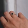 anello in bronzo giallo con pietra colorata