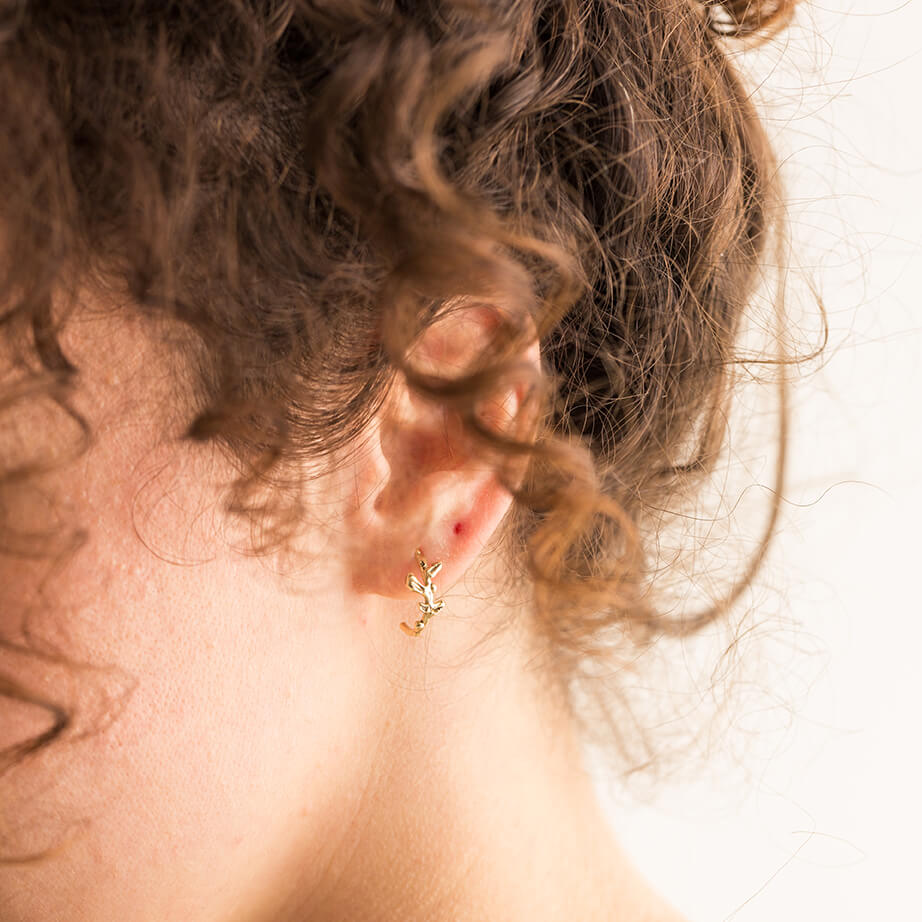 orecchini a cerchio piccoli, orecchini artigianali in bronzo giallo, orecchini artigianali Milano, orecchini con foglie, orecchini a cerchio grandi