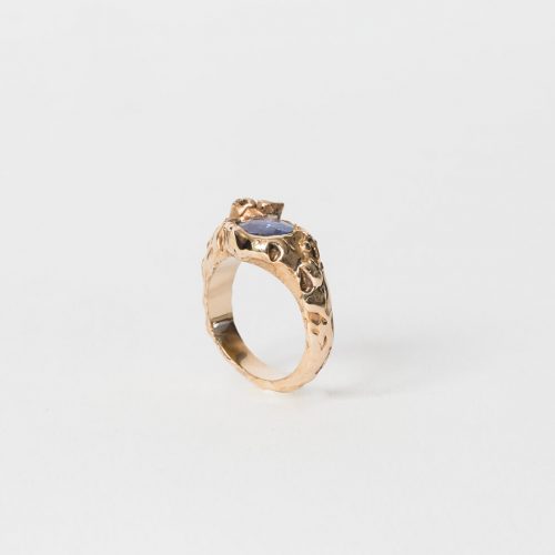 Anello in bronzo dalle forme organiche con pietra dura colorata, anello artigianale con pietra dura, anelli artigianali di design con pietre dure