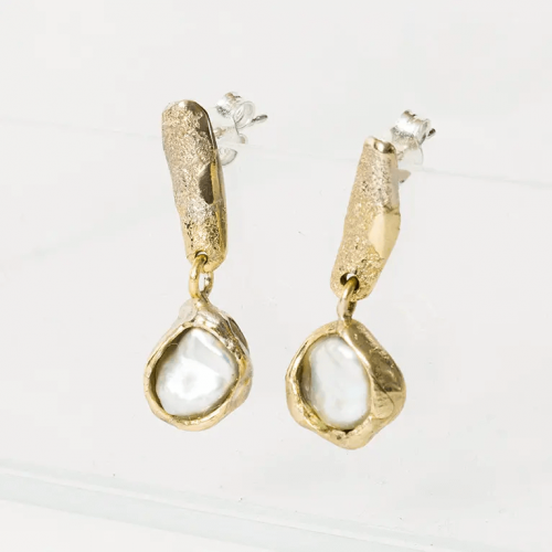orecchini artigianali in bronzo con perle irregolari, orecchini pendenti con perle keshi, orecchini artigianali forme di desgin