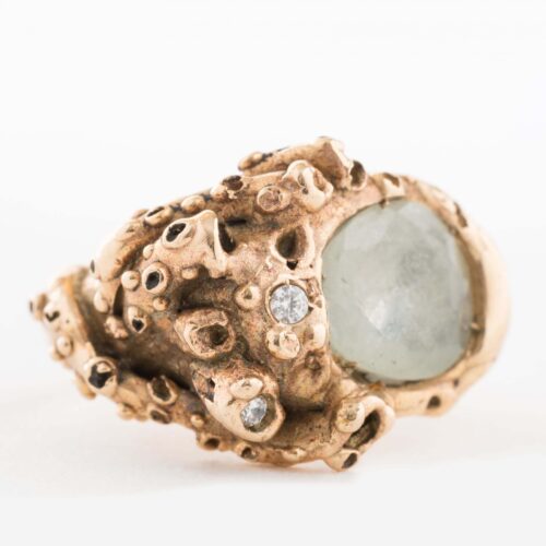 anello artigianale con pietra dura irregolare colorata e zirconi laterali, idee regalo artigianali