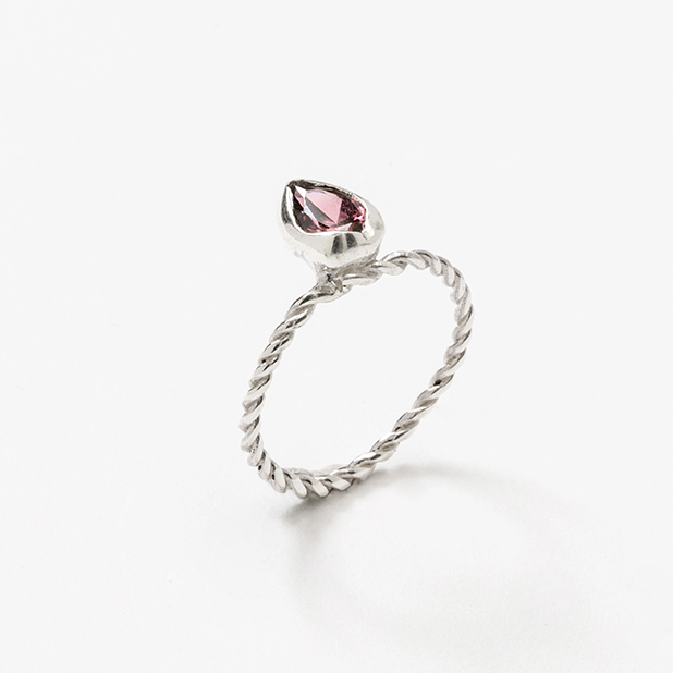 anello in argento con pietra rosa